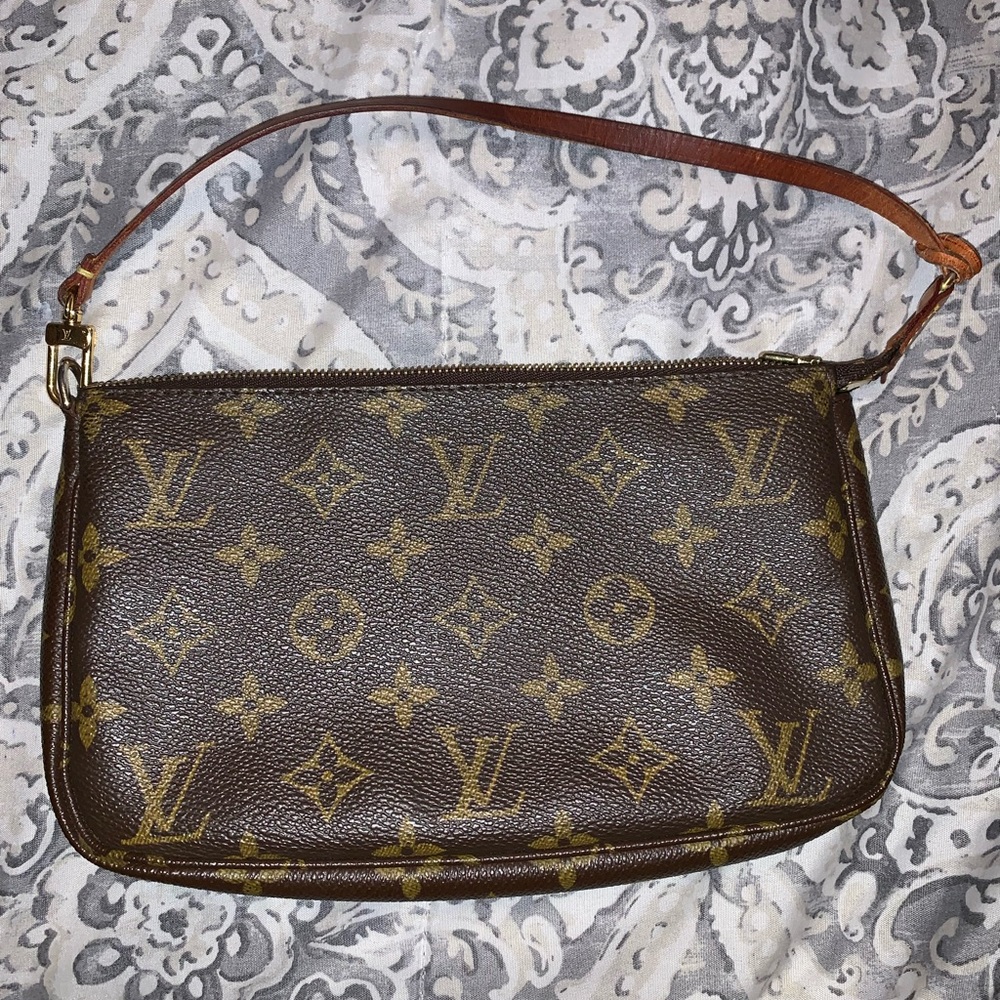 Louis Vuitton pouchette
